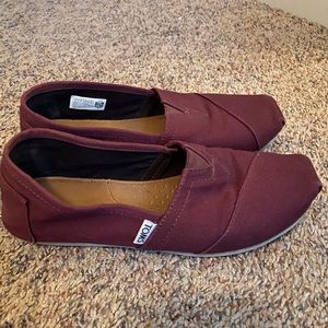 Women’s size 8  maroon toms